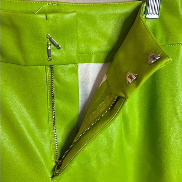 Meshki 2-Pc Sz Small Green Crop Top worn Em­ma Her­nan as in Sell­ing Sun­set - Picture 11 of 16